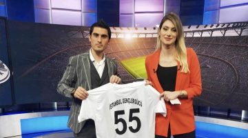 Genç Başkan Özgür Subaşı Sunucu Sinem Ökten Hanım’a Forma Hediye Etti