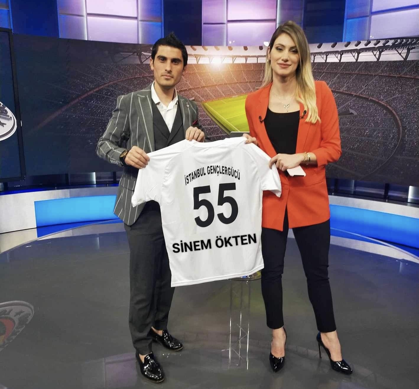 Genç Başkan Özgür Subaşı Sunucu Sinem Ökten Hanım’a Forma Hediye Etti